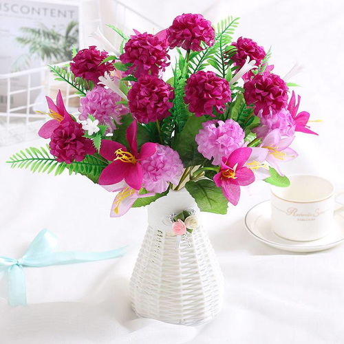 精致家居點綴 客廳工藝品與仿真花藝的裝飾藝術